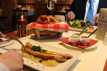 Bratwurst mit Brezel und Sauerkraut 