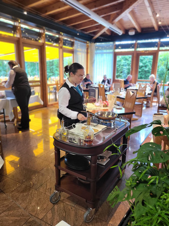 Mitarbeiter im Service beim flambieren 
